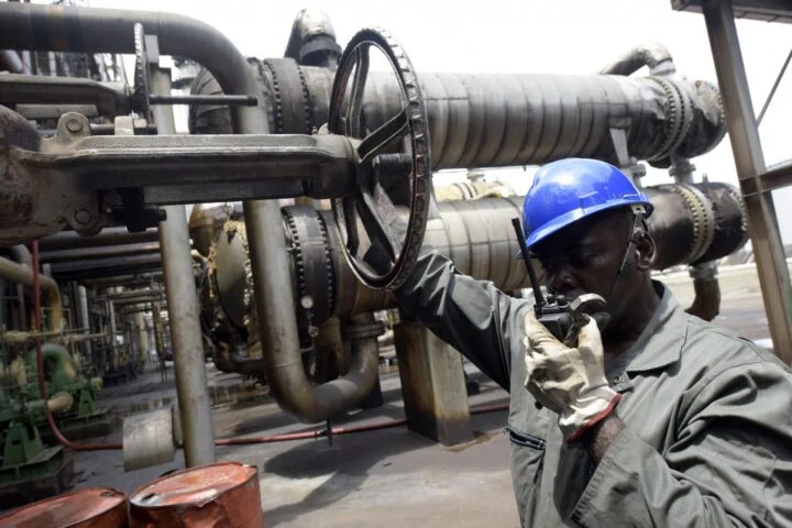 worker seen port harcourt oil refinery nigeria e1647353350511